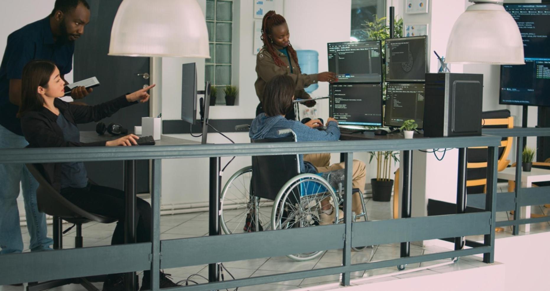 Studenti che collaborano su progetti di accessibilità web in un ambiente di apprendimento moderno